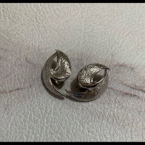 vintage trifari earrings Clíp On Silver Tone